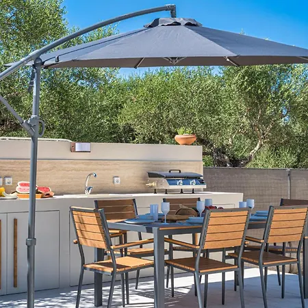 Hariati - An Elegant Escape, By Zantewize * Kypseli